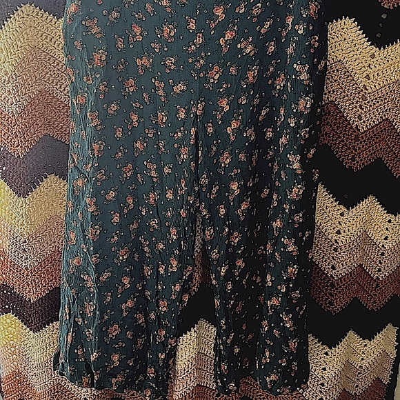 NWOT American Eagle Green Floral Wide Legged Pants: Size 12 - Picture 2 of 2